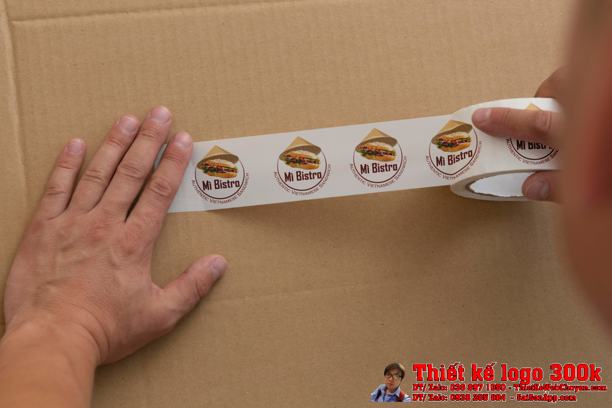 Phối cảnh thiết kế logo Mi Bistro trên bảng hiệu cửa hàng