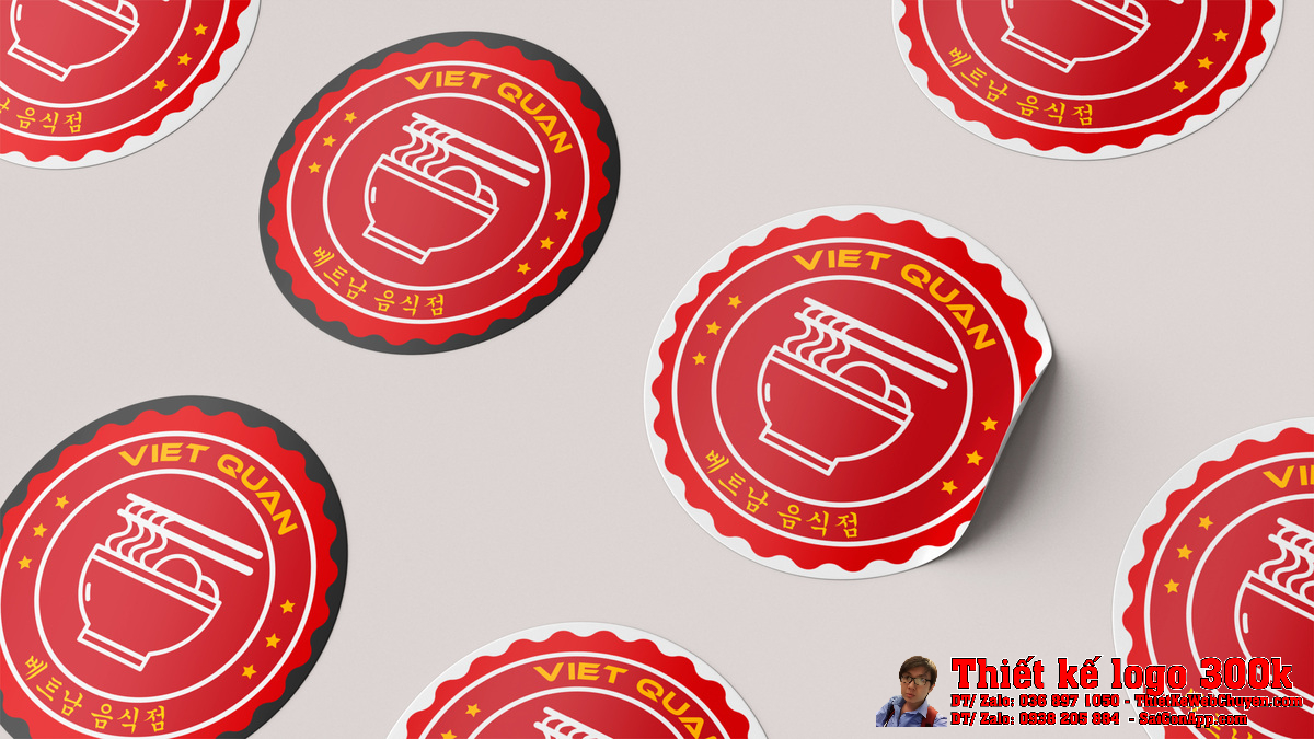 Logo Việt Quán trong bối cảnh nội thất quán