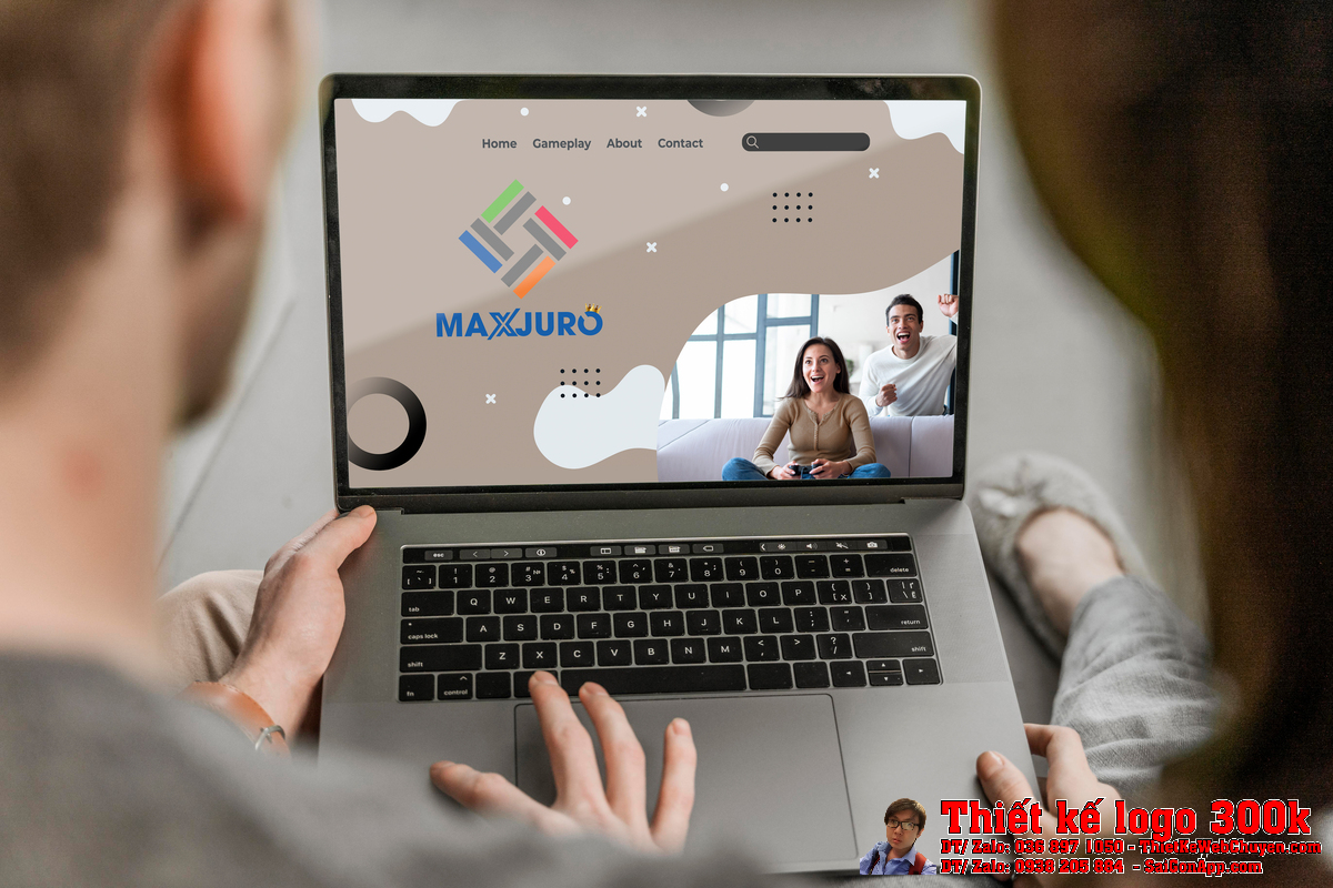 Ứng dụng thiết kế logo công ty MAXJURO trên biển hiệu văn phòng