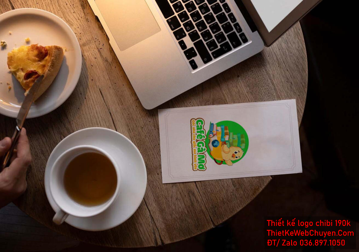 Vẽ chibi chú gà con uống cà phê trong tiệm sách để thiết kế logo Logo Café Gà Mơ ứng dụng