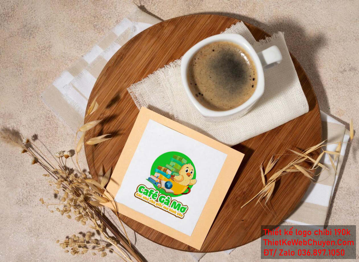 Vẽ chibi chú gà con uống cà phê trong tiệm sách để thiết kế logo Phối cảnh Logo Gà Con Chibi