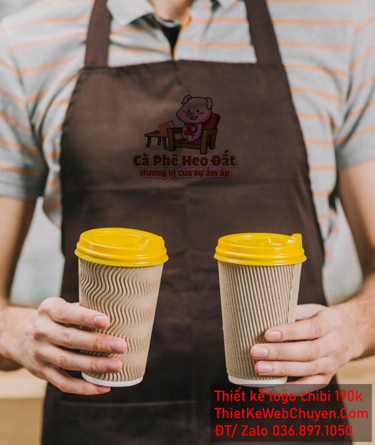 Vẽ chibi chú heo con dễ thương đang uống cà phê trên ghế sô pha để thiết kế logo Vẽ chibi chú heo con dễ thương đang uống cà phê trên ghế sô pha để thiết kế logo