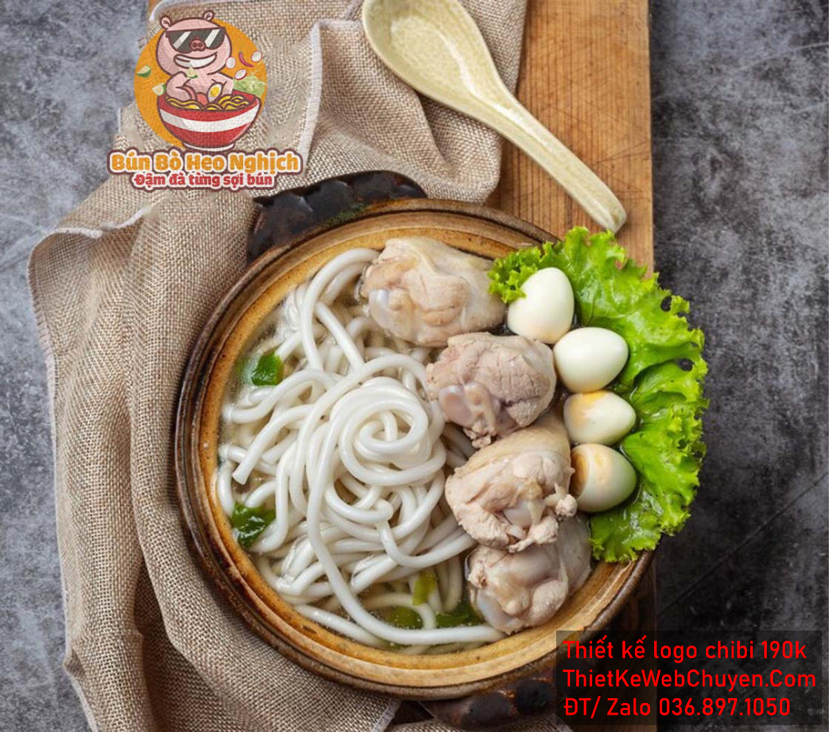 Vẽ chibi chú heo đeo kính cá tính đang ăn bún bò để thiết kế logo Vẽ chibi chú heo đeo kính cá tính đang ăn bún bò để thiết kế logo