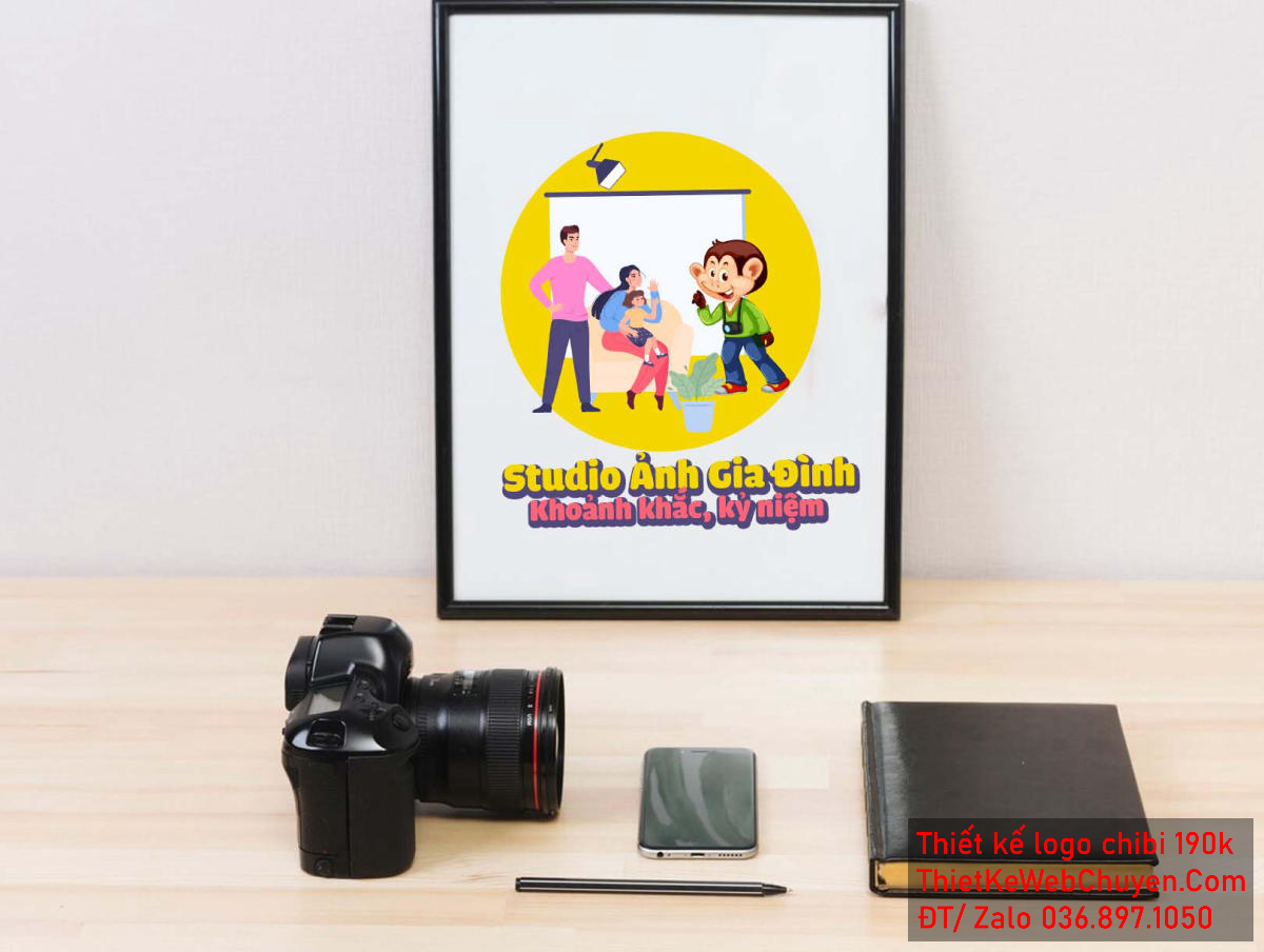 Vẽ chibi chú khỉ đang chào gia đình ba người đang ngồi trên ghế sô pha để thiết kế logo Vẽ chibi chú khỉ đang chào gia đình ba người đang ngồi trên ghế sô pha để thiết kế logo mẫu 3