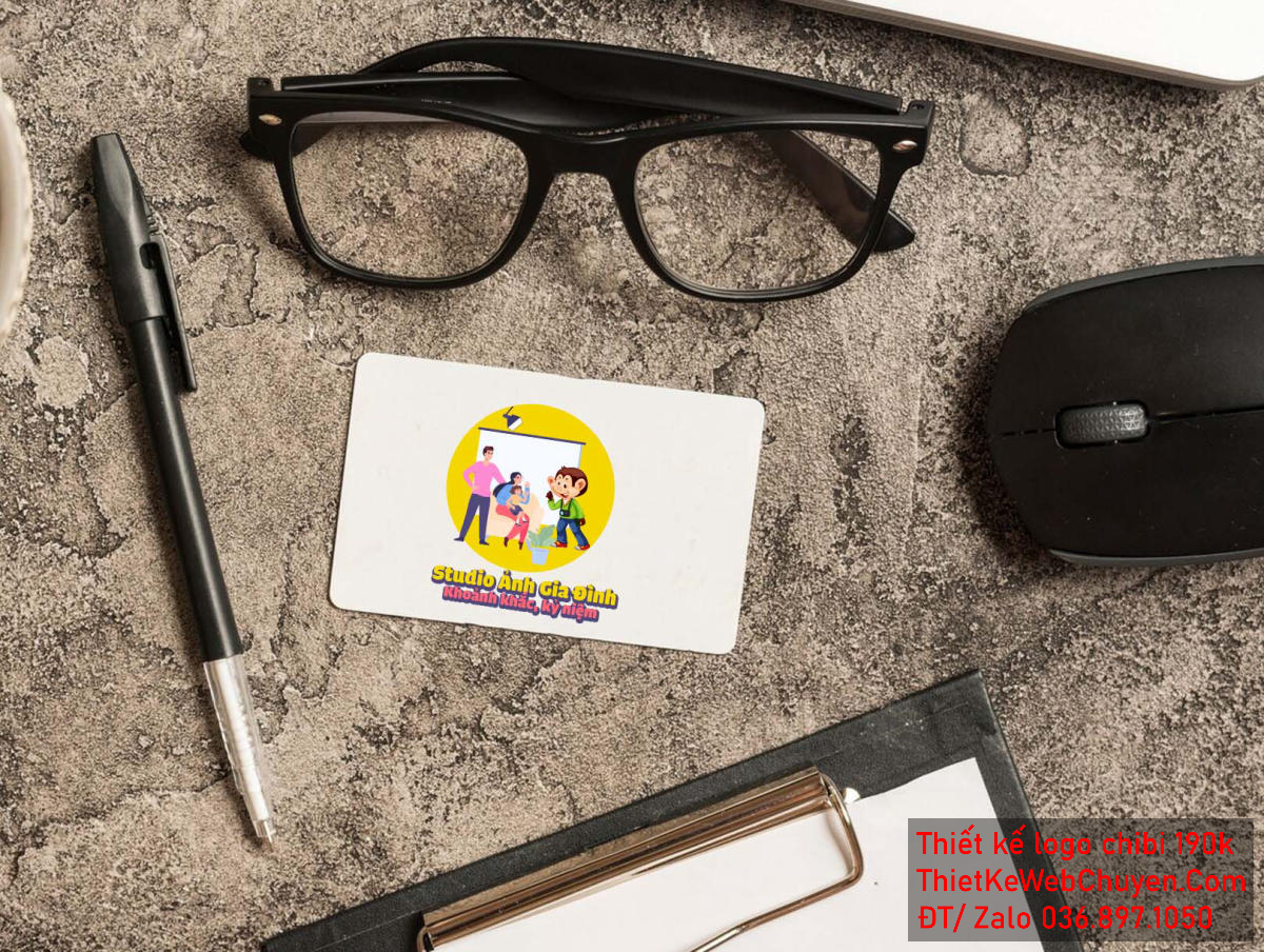 Vẽ chibi chú khỉ đang chào gia đình ba người đang ngồi trên ghế sô pha để thiết kế logo Vẽ chibi chú khỉ đang chào gia đình ba người đang ngồi trên ghế sô pha để thiết kế logo mẫu 4