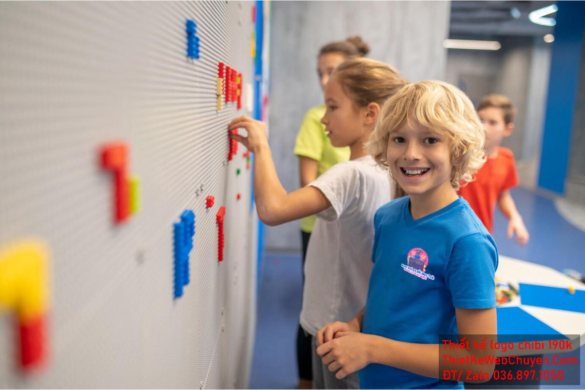 Vẽ chibi chú ngựa đen cần kẹo mút đứng sau bảng đen để thiết kế logo - Mẫu 4