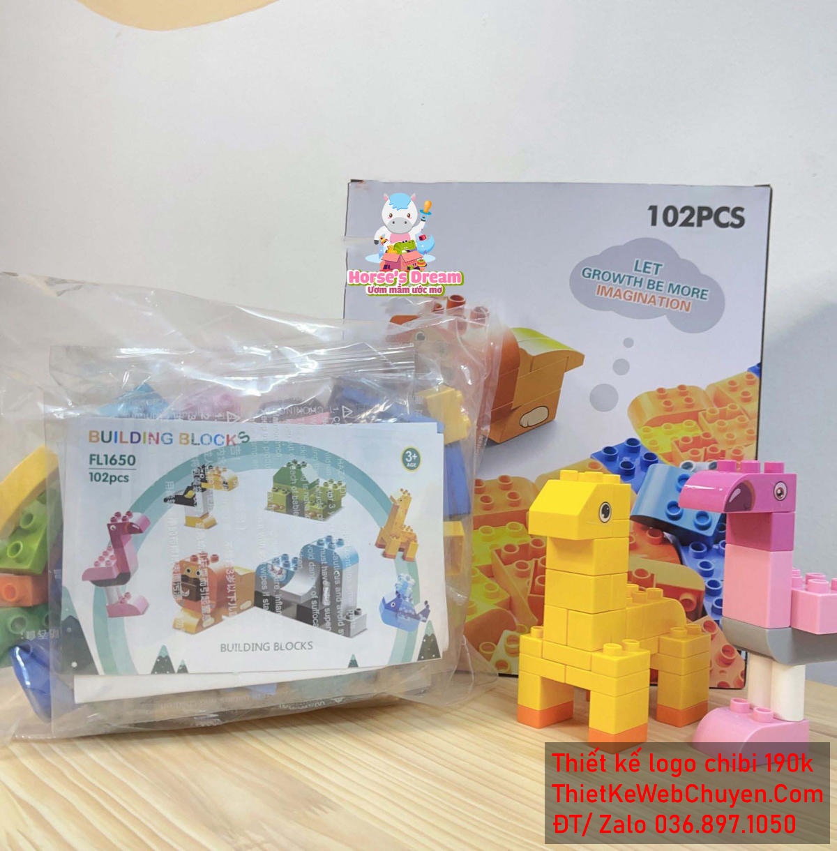 Phối cảnh vẽ chibi chú ngựa trắng lông xanh đáng yêu đang chơi đồ chơi để thiết kế logo