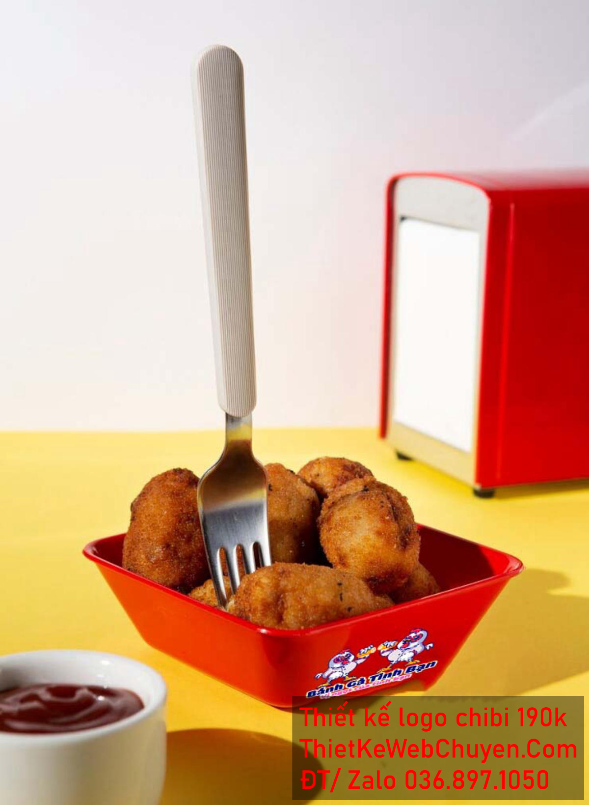 Vẽ chibi hai chú gà tình bàn đang cầm bánh gà chiên cười vui vẻ để thiết kế logo Ứng dụng Logo Bánh Gà Tình Bạn
