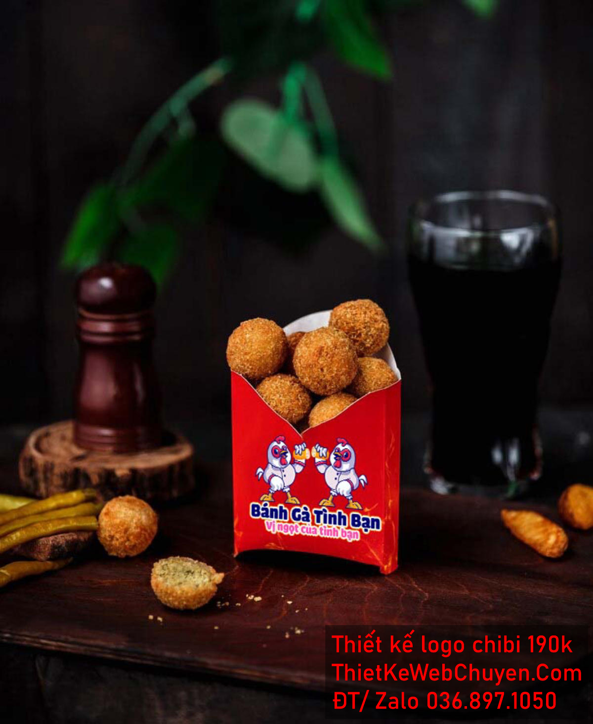 Vẽ chibi hai chú gà tình bàn đang cầm bánh gà chiên cười vui vẻ để thiết kế logo Biến thể Vẽ chibi hai chú gà tình bàn đang cầm bánh gà chiên cười vui vẻ