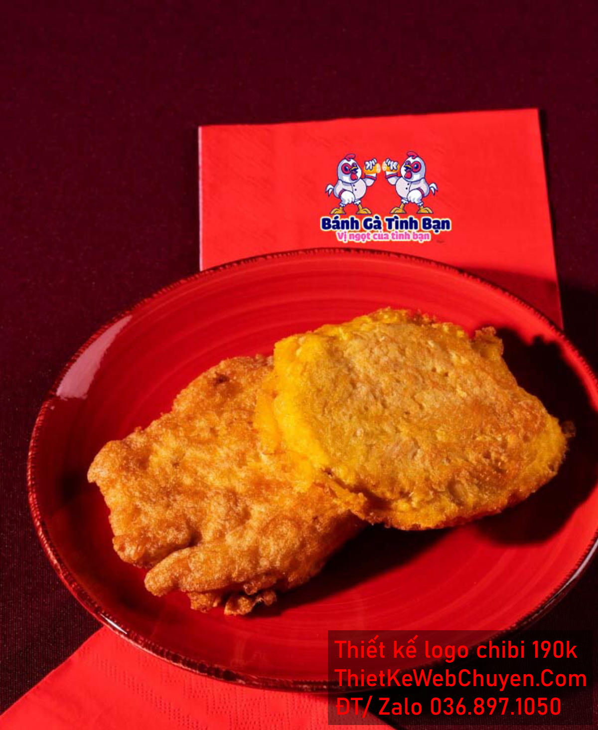 Vẽ chibi hai chú gà tình bàn đang cầm bánh gà chiên cười vui vẻ để thiết kế logo Phối cảnh Logo Gà Chibi Tình Bạn