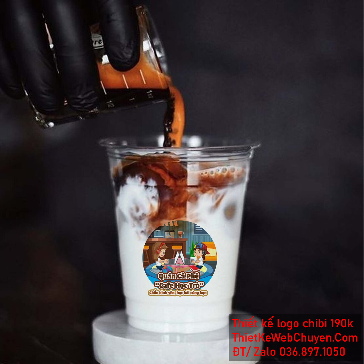 Bối cảnh quán cafe trong mẫu vẽ chibi hai cô gái đang cùng nhau học tập qua laptop trong quán cà phê để thiết kế logo